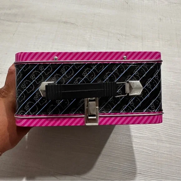 Hello Kitty Tin Lunch Box - Picture 5 of 5